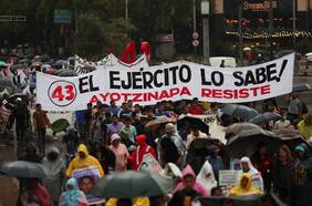 Padres de los 43 estudiantes desaparecidos de Ayotzinapa exigen investigar a expresidente Peña Nieto