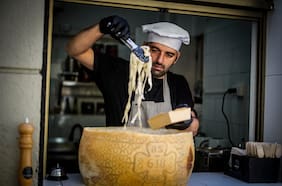 Mas Quesso: pasta al paso cocinada en una rueda de queso italiano en Lastarria
