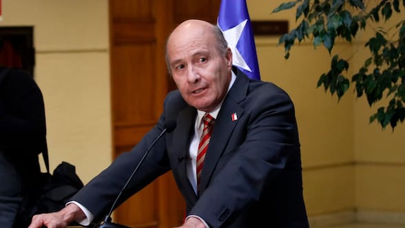 Quiroz pone en duda alza de bencinas a inicios de mayo y afirma que fisco “ahorró” casi US$1.000 millones con ajuste al Mepco