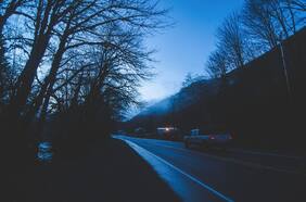 ¿Por qué en EE.UU. cada vez mueren más peatones atropellados por la noche?