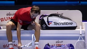 Escándalo en Beijing: Medvedev es descalificado tras pelotazo a un espectador y le da el paso a la final a Djokovic