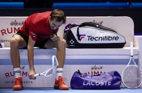 Escándalo en Beijing: Medvedev es descalificado tras pelotazo a un espectador y le da el paso a la final a Djokovic