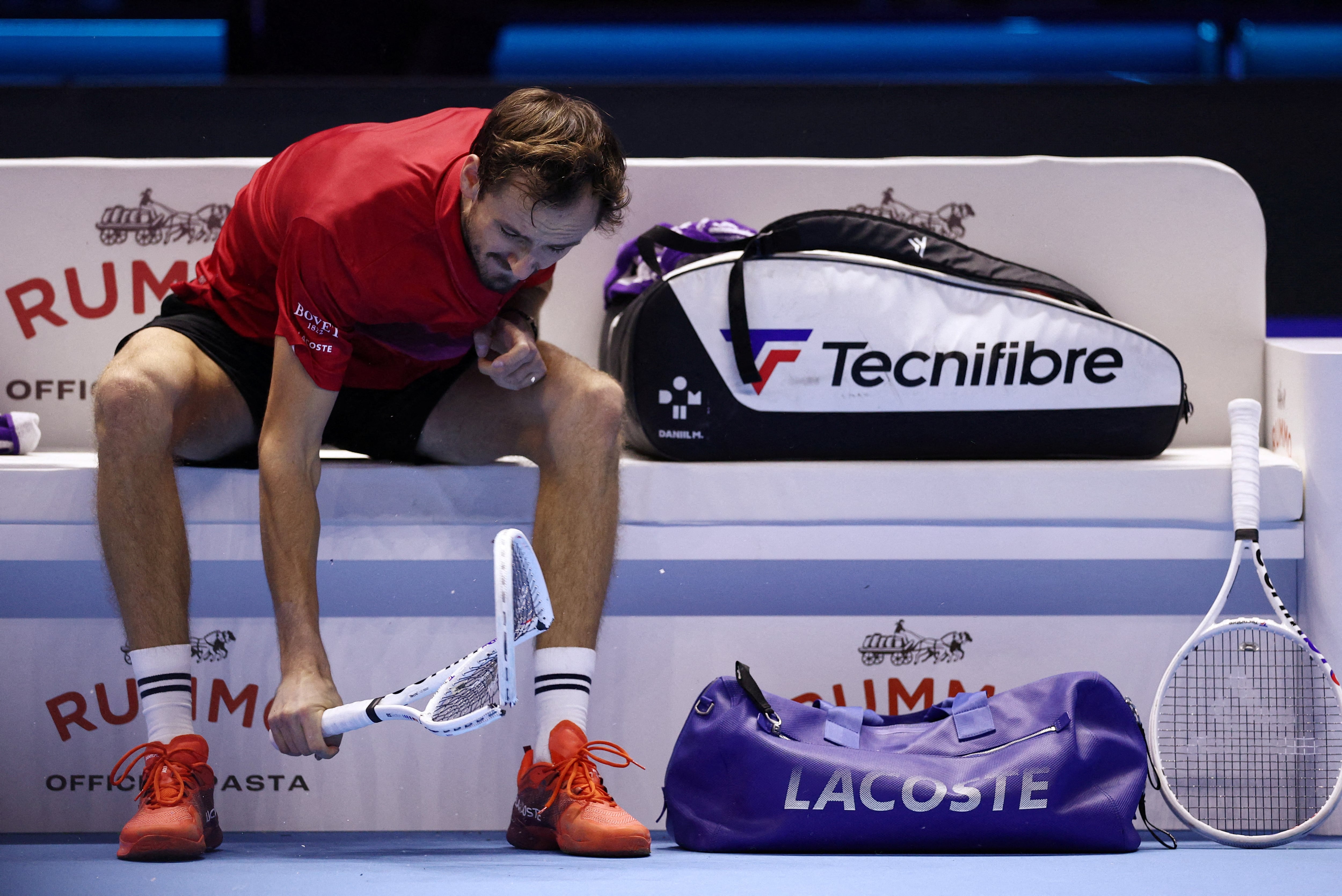 Escándalo en Beijing: Medvedev es descalificado tras pelotazo a un espectador y le da el paso a la final a Djokovic