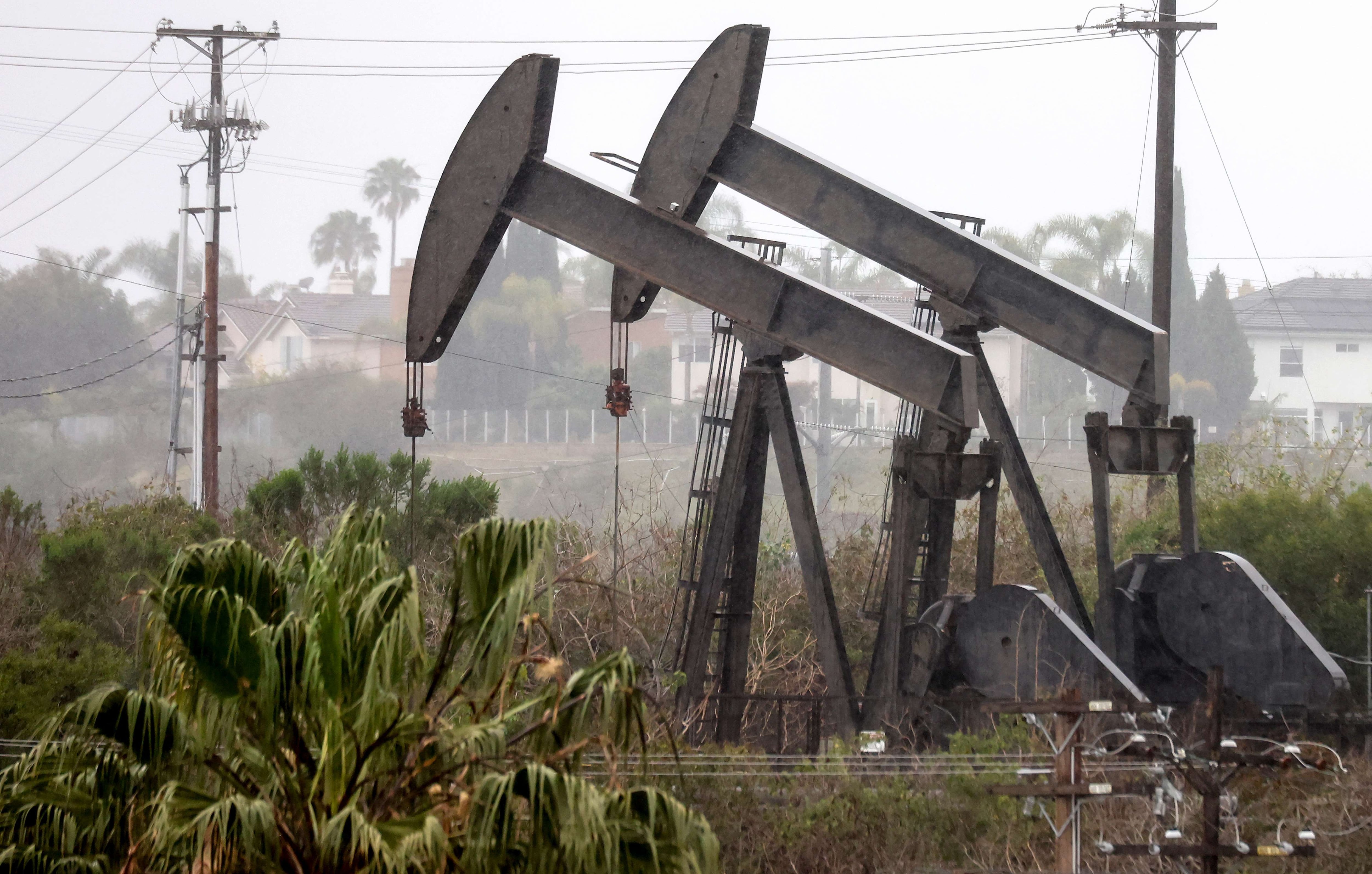 Precios del petróleo anotan en junio su mayor caída mensual desde principios de 2020