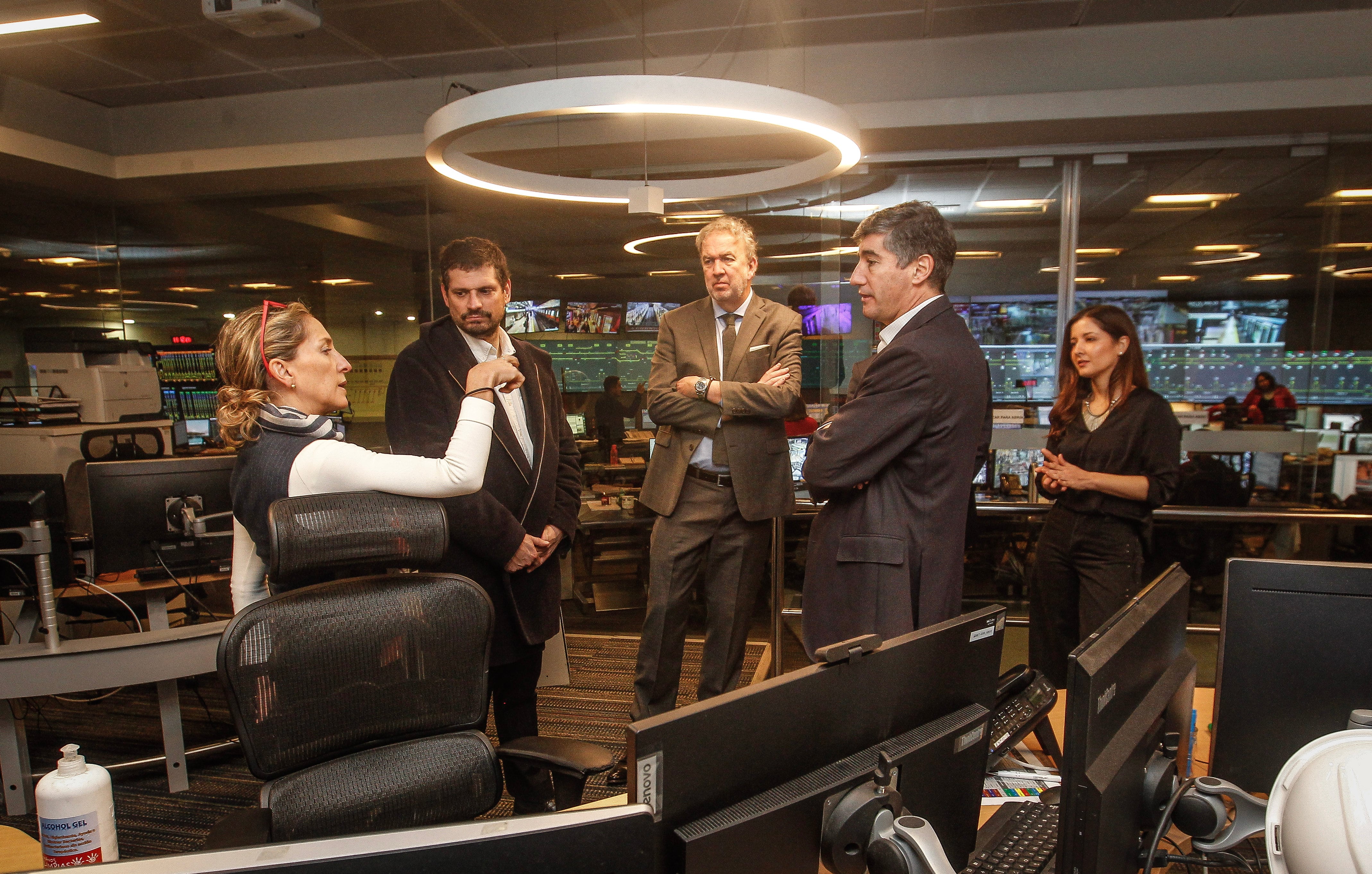 Paulina del Campo, gerente de Comunicaciones y Sostenibilidad Metro; José Luis Santa María, director ejecutivo del Grupo Copesa; Nicholas Parkes, director Nuevos Negocios y Marketing Copesa; Felipe Bravo, gerente general Metro y Alejandra Mera, subgerente de Marketing y Nuevos Negocios en Grupo Copesa.