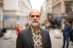 Bruce Schneier y la seguridad digital: “Me preocupa mucho más que puedan desactivarme los frenos de forma remota”