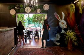 Alicia Restaurante: el nuevo local de barrio Bellavista inspirado en Alicia en el País de las Maravillas