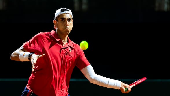 Chile queda 2-0 arriba sobre Serbia en Copa Davis: Alejandro Tabilo suda más de la cuenta para superar al 462º del mundo