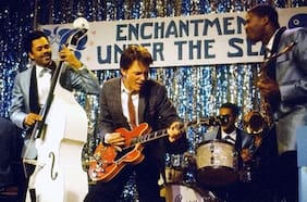 Cómo se hizo la legendaria escena de Volver al Futuro en que Marty McFly toca la guitarra (e inventa el Rock & Roll)
