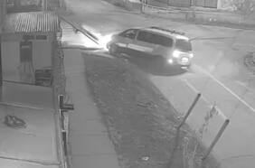 Conductor choca poste y se escapa ¿quién paga el arreglo de ese poste?