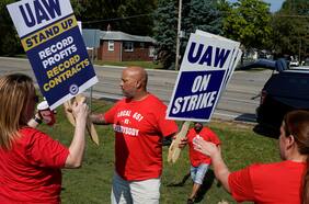 Sindicato automotor de EEUU anuncia más huelgas en plantas de GM y Stellantis