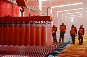 Dos sindicatos de la minera del grupo Luksic aprobaron la huelga tras no llegar a acuerdo por negociación colectiva