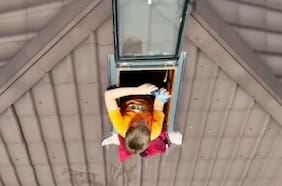 Un dron le entrega una botella de agua a un niño atrapado por las inundaciones en Jersón