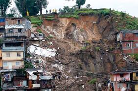 Deslizamientos de tierra producto de las lluvias dejan al menos dos muertos en el noroeste de Colombia