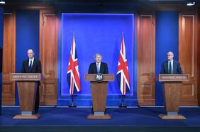 Gobierno británico advierte que experiencia de Chile demuestra que “no basta” con vacunarse para terminar con la pandemia