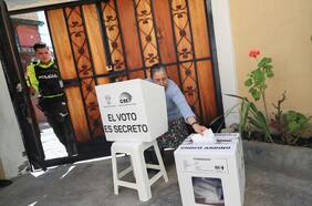 Columna de Daniel Zovatto: Ecuador y Guatemala, las pruebas de fuego de sus democracias