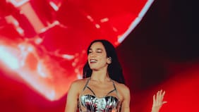 Dua Lipa remece a Chile cantando Tu falta de querer en el Estadio Nacional