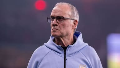Los uruguayos no perdonan a Marcelo Bielsa: “Él decidió mantener en el arco a Muslera para el tercer partido”