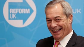 Nigel Farage, líder de Reform UK, se enfrenta a una investigación por un regalo de 5 millones de libras