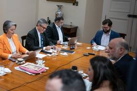 Lío de platas vuelve a La Moneda: gobierno blinda a jefe de gabinete de Boric y la derecha inicia nueva ofensiva