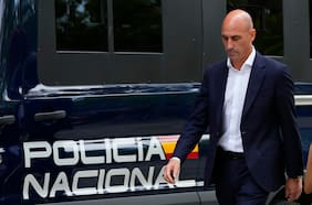 Fiscalía española pide prisión para Luis Rubiales por beso no consentido y coacciones a Jenni Hermoso