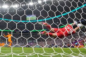 Emiliano Martínez salva a Argentina del infarto y la pone en semifinales