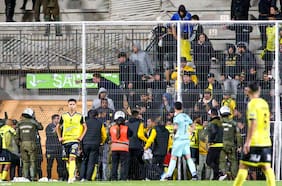 Con hinchas heridos: partido entre San Luis y La Calera es suspendido por lanzamientos de bombas de ruido