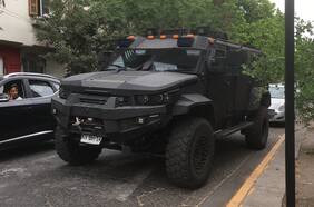 ¿De quién es el vehículo blindado que circula por las calles de Santiago?