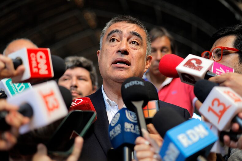 Mario Desbordes llega a Estacion Mapocho para votar en las Elecciones Municipales 2024.