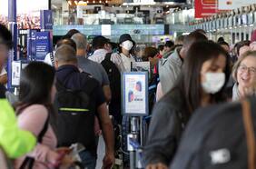 Tráfico de pasajeros sigue mejorando en Aeropuerto de Santiago, pero aún lejos del nivel prepandemia