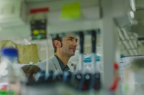 Revista Science finalmente se retracta y retira publicación de estudio de científico chileno Claudio Hetz