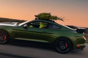 El Grinch se roba la Navidad a bordo de un radical Ford Mustang