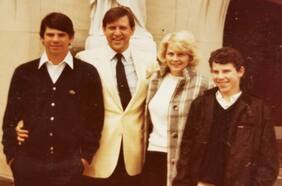 Quién era José Menéndez, el ejecutivo del entretenimiento que fue asesinado por sus hijos Lyle y Erik