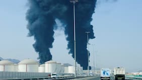 Un dron iraní causa un gran incendio en instalaciones petroleras de Fuyaira en Emiratos Árabes Unidos