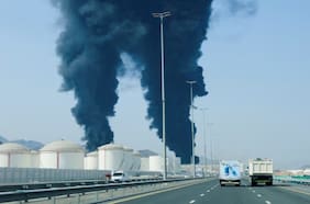 Un dron iraní causa un gran incendio en instalaciones petroleras de Fuyaira en Emiratos Árabes Unidos