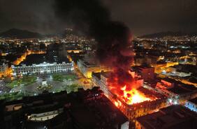 Manifestaciones en Lima: se registran enfrentamientos y reportan gran incendio en edificio cercano a Plaza San Martín