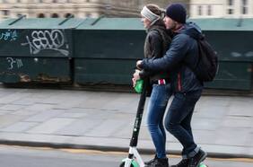 París y Amsterdam contra los scooter y las bicicletas eléctricas mejoradas