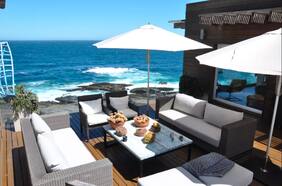 En Airbnb puedes arrendar un increíble loft que flota sobre el mar en Zapallar