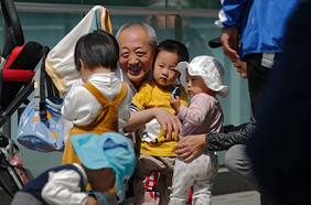 China planea aumentar la edad de jubilación para hacer frente al envejecimiento de la población y la crisis del sistema de pensiones