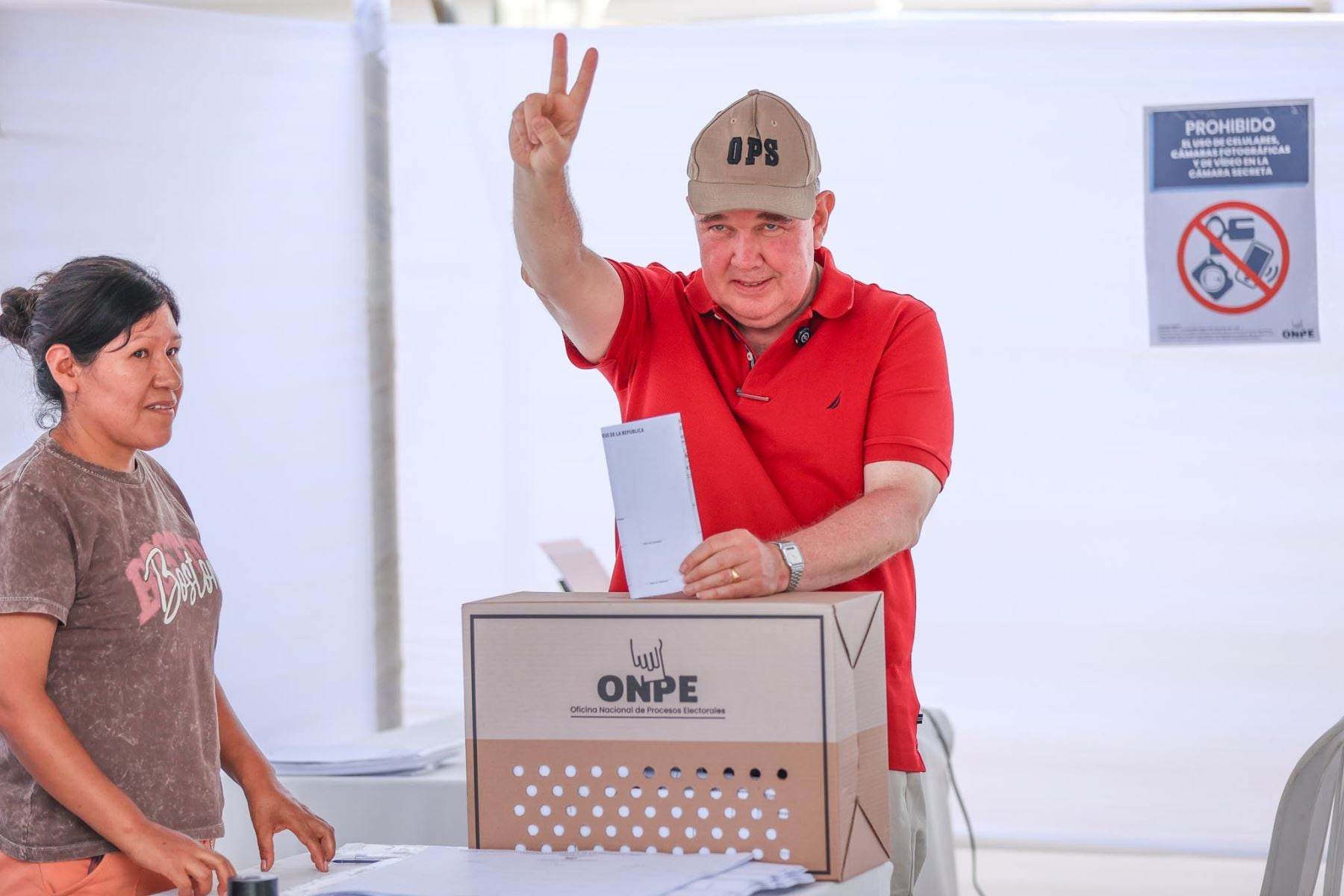 El entonces candidato a presidente, Rafael López Aliaga, emitiendo su voto en las presidenciales de abril. Foto: Archivo