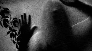 Sentir una presencia, ver fantasmas o tener un déjà vu: qué reveló un estudio sobre estas experiencias “inquietantes”