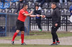 ¿No le gustó al hincha? Lanzan una sopaipilla a la cancha en el triunfo de Huachipato sobre Everton