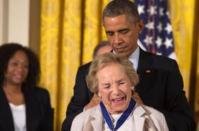 Ethel Kennedy, quien recurrió a la fe para soportar tragedias familiares, muere a los 96 años