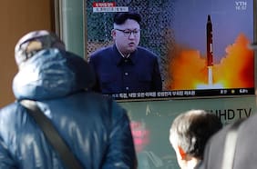 Corea del Sur recupera restos de un satélite espía norcoreano que se estrelló en el mar