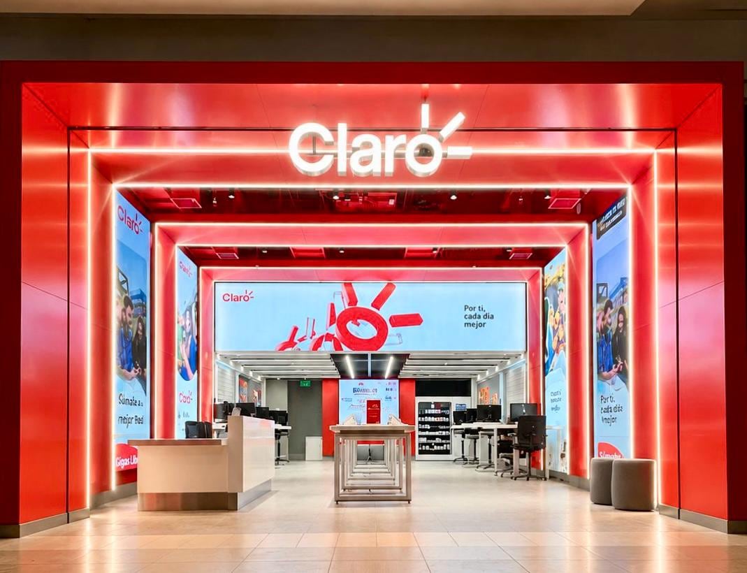 Claro reinaugura su tienda en Cenco Costanera y acelera su apuesta por un modelo "figital"