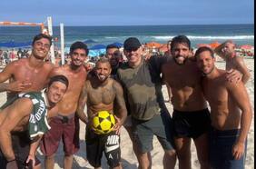 Voley playa, reuniones y un ojo en Italia: los frenéticos días de Arturo Vidal en Río de Janeiro