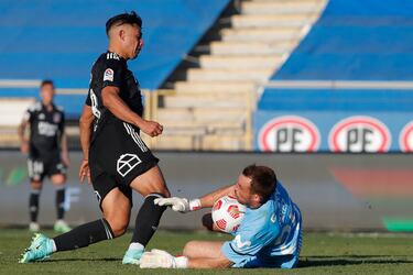 Sebastián Pérez sale ante la arremetida de Iván Morales. FOTO: Agencia Uno.