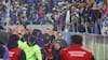 Preocupación en el Claro Arena: hincha de la UC es retirado en ambulancia en pleno duelo con Colo Colo