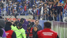 Preocupación en el Claro Arena: hincha de la UC es retirado en ambulancia tras sufrir infarto en duelo con Colo Colo