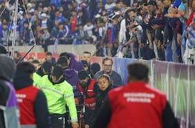 Preocupación en el Claro Arena: hincha de la UC es retirado en ambulancia tras sufrir infarto en duelo con Colo Colo